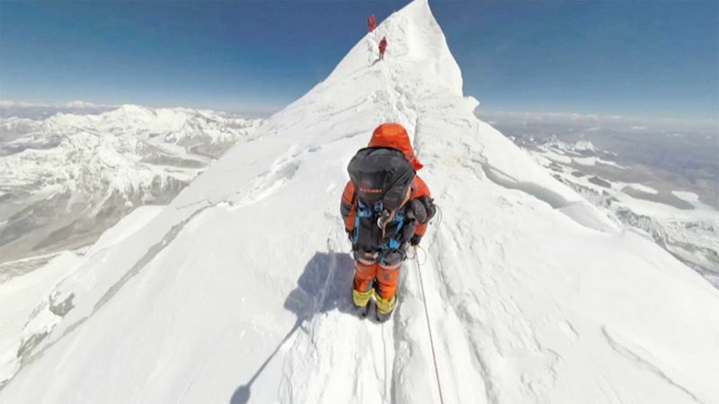 5 climbers attempt to scale Everest during harsh winter