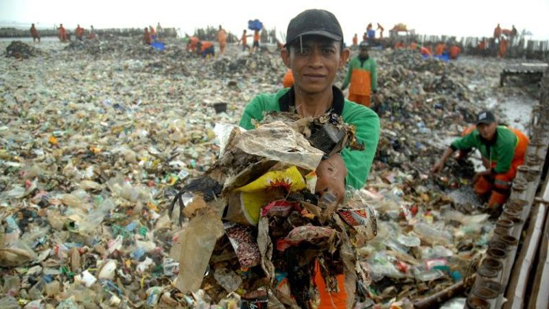 Indonesian island clean-up nets 40 tons of rubbish daily - Daily Times