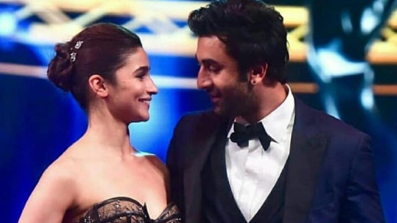 Video Of Ranbir Kapoor And Alias Awkward Kiss At Zee Cine Awards Goes Viral Daily Times