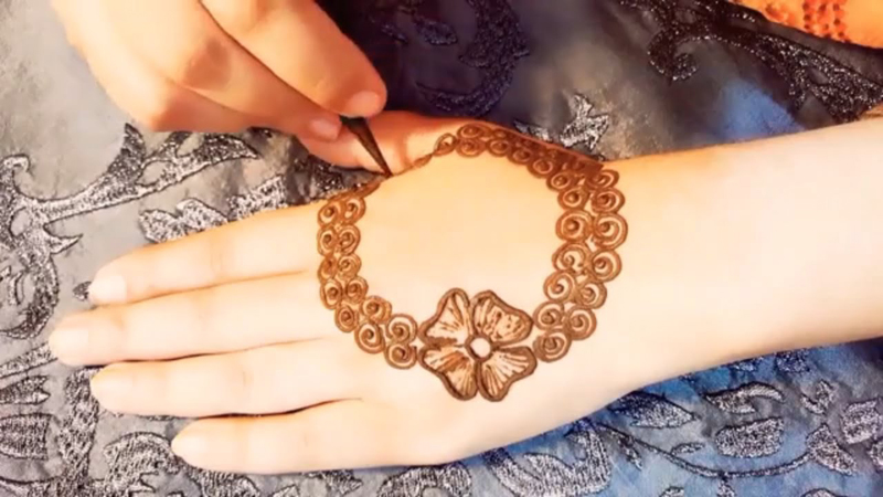 Real Henna Mehedi Simple Design. Stock Photo 191516466 - Megapixl