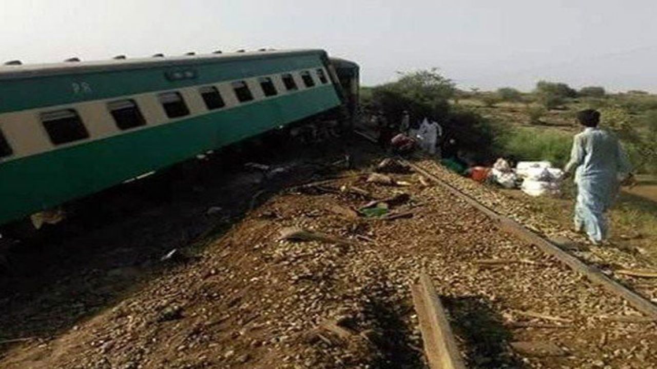 Rehman Baba Express derails in TT Singh; 10 injured - Daily Times