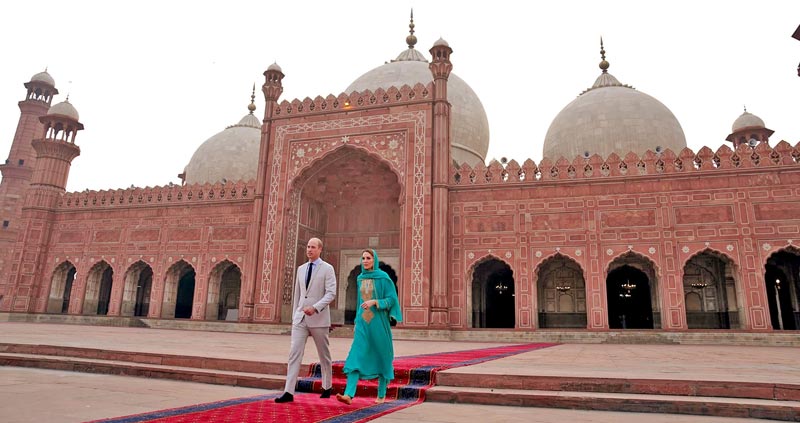Prince-William-and-Kate-Middleton-Badshahi-Mosque-2