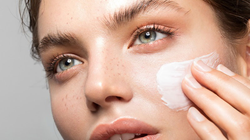 Is hydrating and moisturising your skin the same?