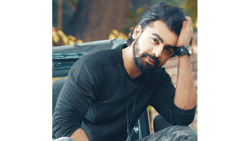 Mehwish and Farhan Saeed's casual rendition of a Bollywood song 
