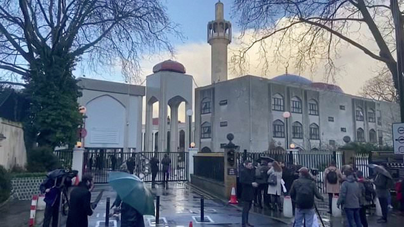 Man held after stabbing at London mosque