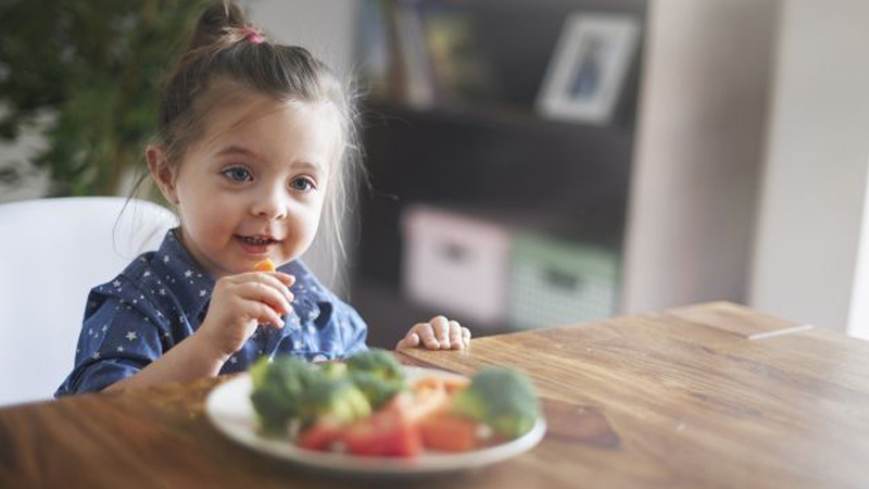 Both parents should set an example to encourage children to eat fruit and vegetables