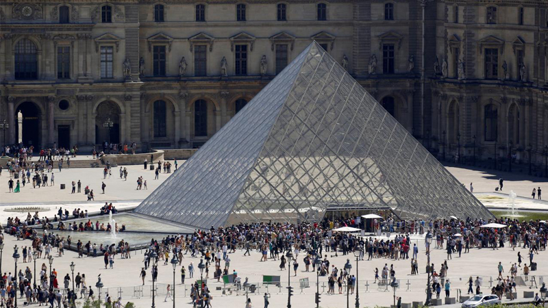 Paris' Louvre closes for staff meeting on coronavirus