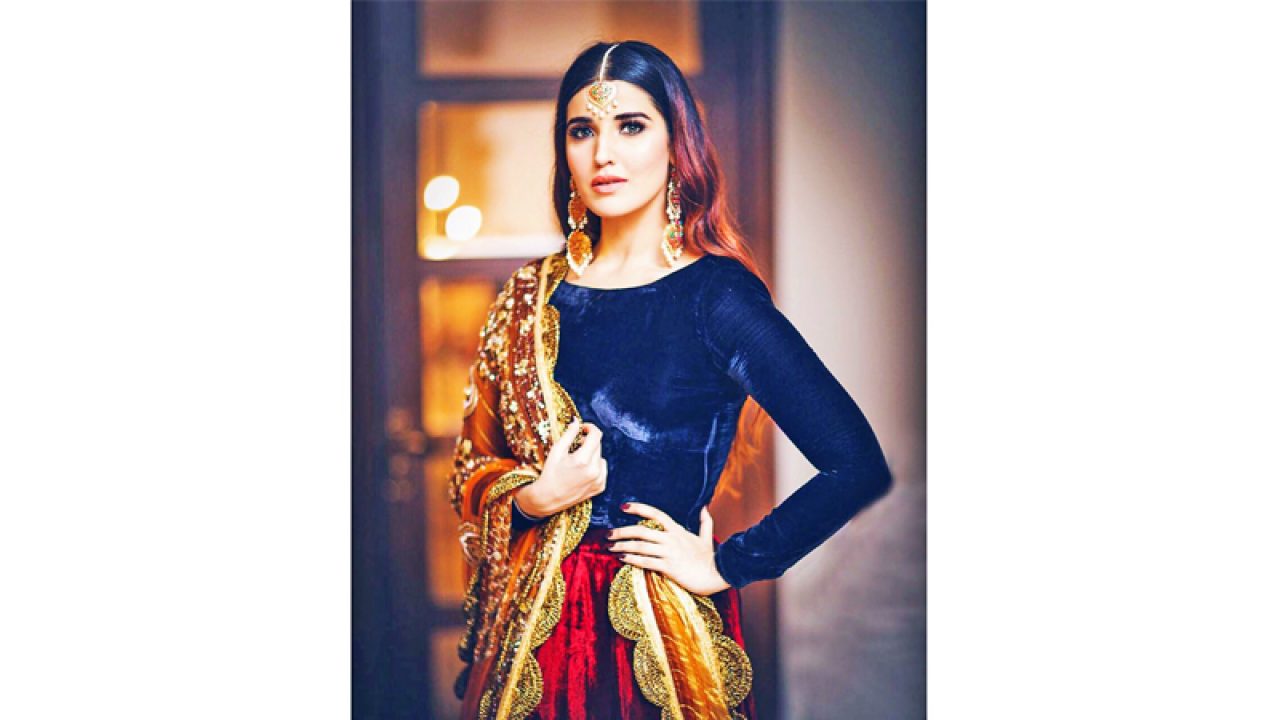 Actress Hareem Farooq's Latest Clicks in this Beautiful Outfit | Reviewit.pk