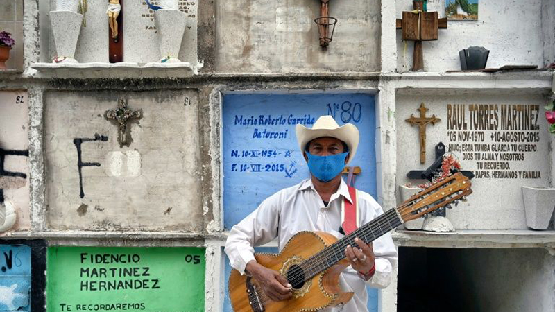 Final farewells at Mexican cemetery lose luster over coronavirus