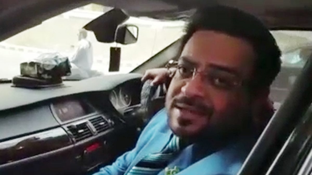 Aamir Liaquat de camino a la casa del Primer Ministro para presentar su renuncia