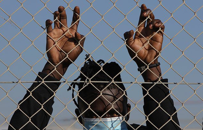 Οι αιτούντες άσυλο που είναι κολλημένοι στο στρατόπεδο της Κύπρου, θέλουν να ξεφύγουν