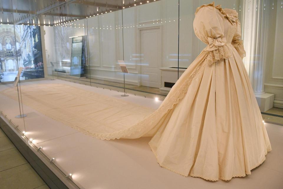 Diana's iconic wedding dress