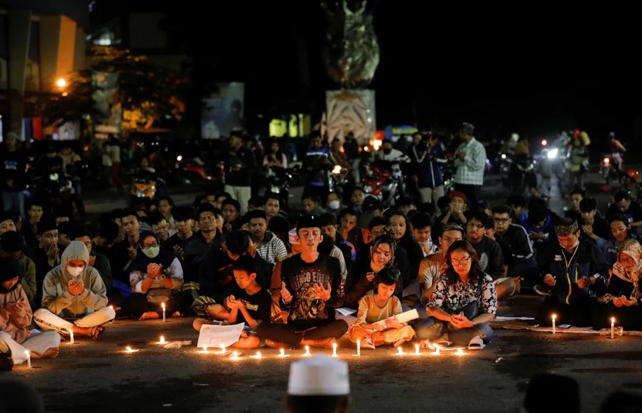 Seventeen children among the dead in Indonesian soccer stampede