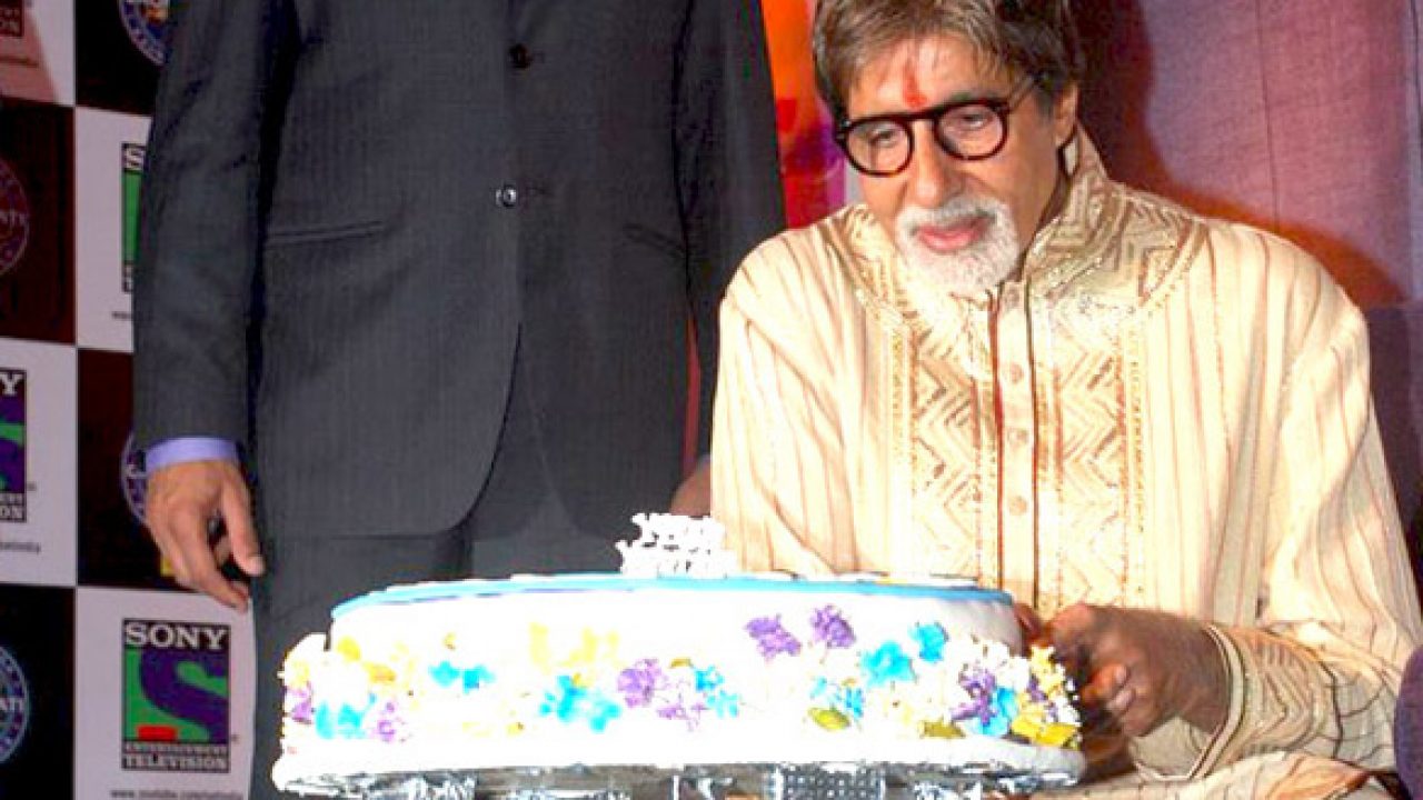 Amitabh Bachchan's 80th B'Day Dinner With Family: Dons A Patchwork