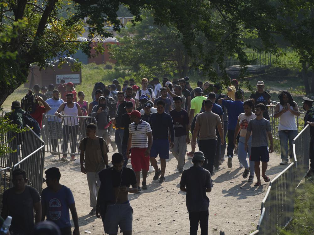 Small town in southern Mexico hosts thousands of migrants