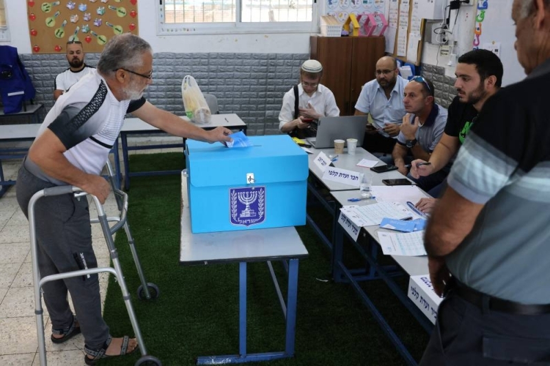 Israelis vote as Netanyahu seeks return to power