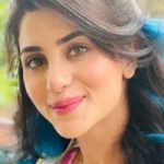 Zoya receives flak for wearing backless sari - Daily Times