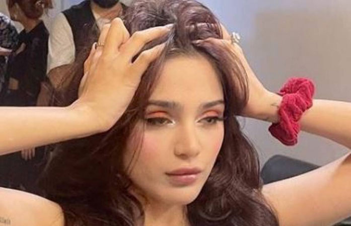 697px x 450px - Aima Baig copies Alia Bhatt's dance sequence at a recent wedding - Daily  Times