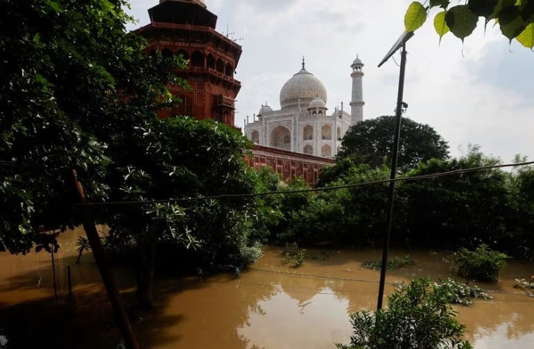 India's Yamuna river laps walls of Taj Mahal after heavy rain - Daily Times