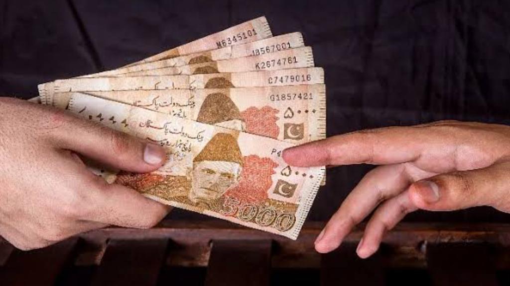Govt rejects reports of ban on Rs5000 banknote