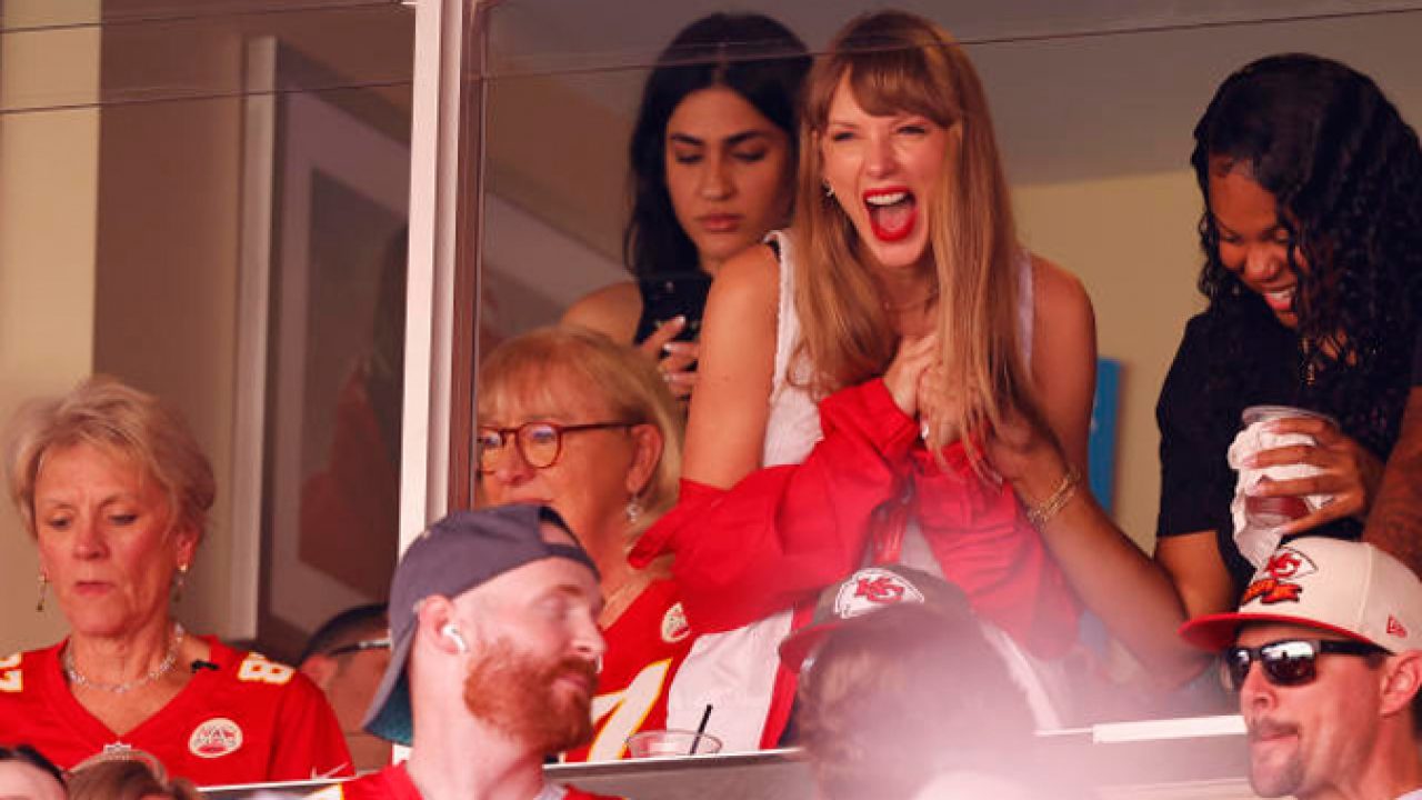 Travis Kelce's mom Donna wears Taylor Swift-inspired friendship bracelets  at Chiefs game