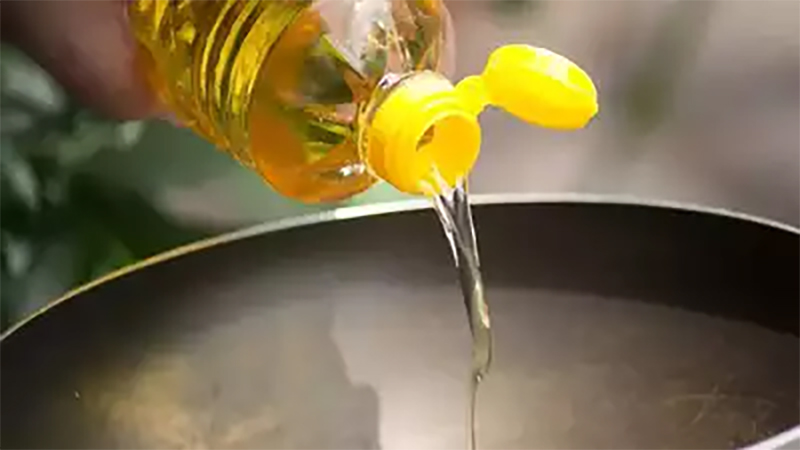 Edible oil imports cut back by 33% in 4 months