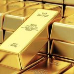 Gold price per tola falls Rs900