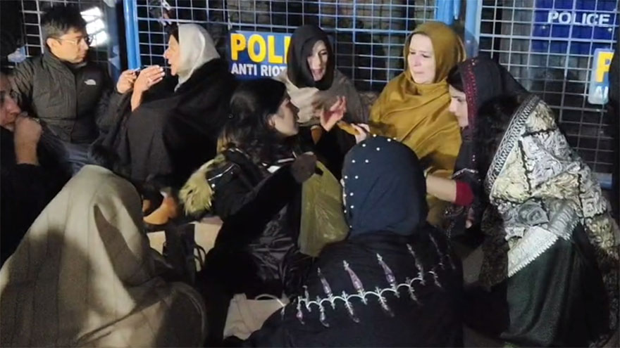 Police ended a PTI sit-in near Adiala Jail late Tuesday night after a forceful crackdown. Officers used water cannons to disperse protesters at Factory Naka.