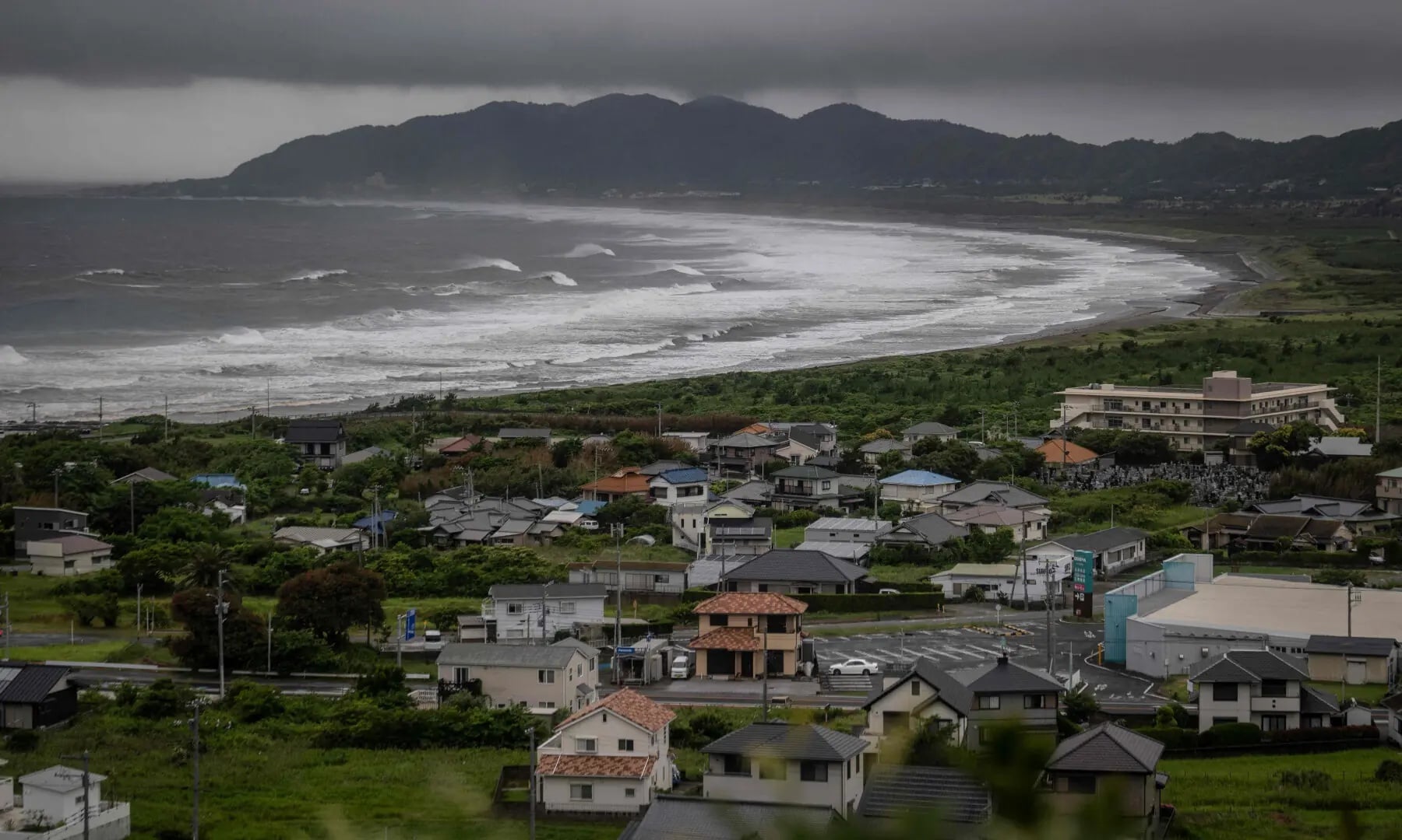 Storm Jangmi disrupts life across Japan