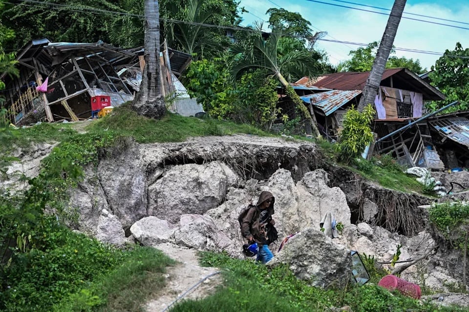 Philippines earthquake displaces 32,000 as tsunami fears spread