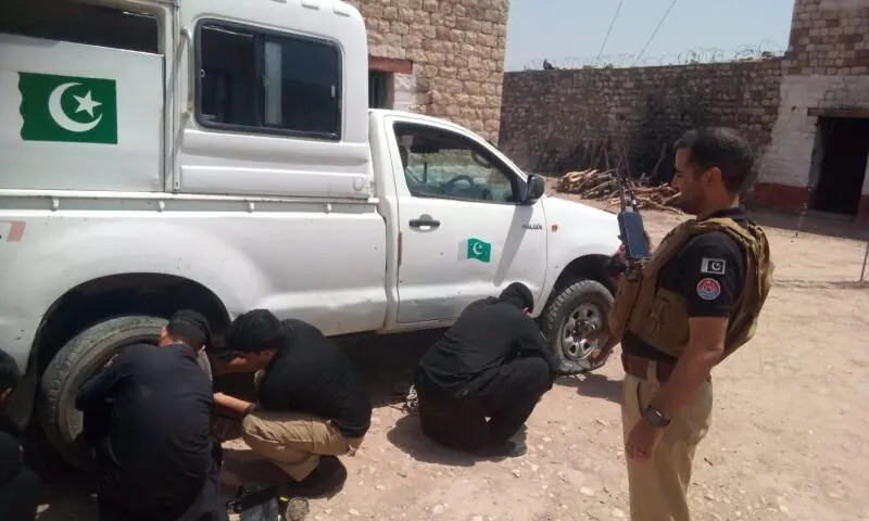 Eight policemen injured in Karak ambush